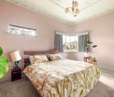 Art Moderne in Coveted Westgarth Location - Photo 2