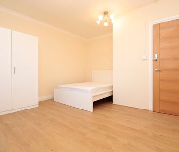 Room in a Shared Flat, George Belt House, E2 - Photo 2