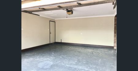 SPACIOUS FAMILY HOME IN A PRIME LOCATION - Photo 2