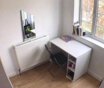 Room in a Shared Flat, Barons Court, NW9 - Photo 3