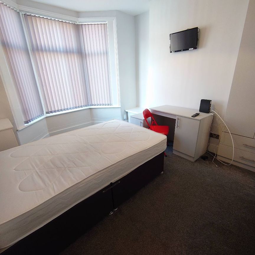 Malvern Road, Kensington. - Photo 1