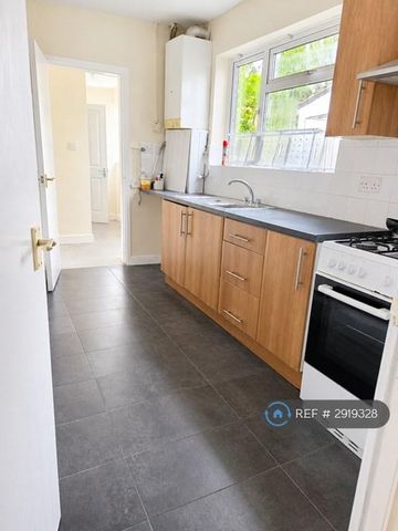 4 bedroom semi-detached house to rent - Photo 5