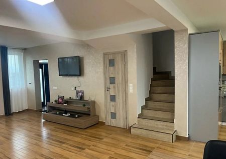 Casa tip duplex cu 3 camere, P+1, 150 mp, zona linistita, - Fotografie 2