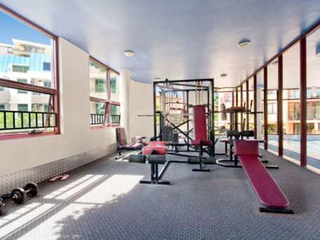 SPACIOUS, LIGHT & SUNNY, 3 BEDROOM SECURITY APARTMENT IN 'OSCAR ON HOLLYWOOD' - Photo 2