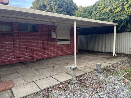 Very Tidy 3x1 with large shed to rear - Photo 3