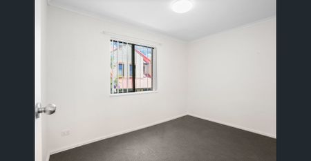 ***FULLY RENOVATED 2 BEDROOM TOWNHOUSE**** - Photo 4