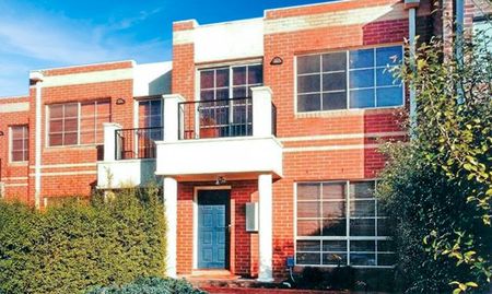 Stylish, Light-Filled Townhouse in Prime Lifestyle Location - Photo 3