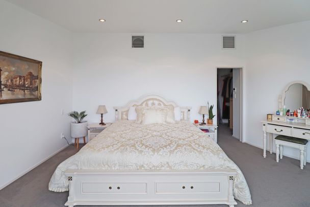 Immaculately presented executive four-bedroom family home - Photo 1