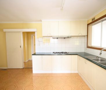 5 BEDROOM FAMILY HOME - Photo 3