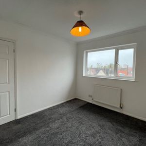 High Street - Photo 2