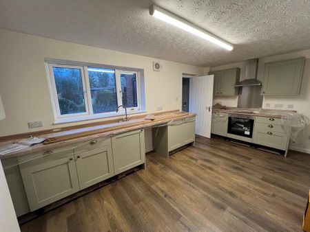 3 bedroom semi-detached house to rent - Photo 5