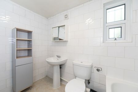 Flat 2, 27 Richmond Road, Headingley, LEEDS - Photo 2