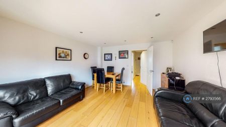 1 bedroom in a house share to rent - Photo 2