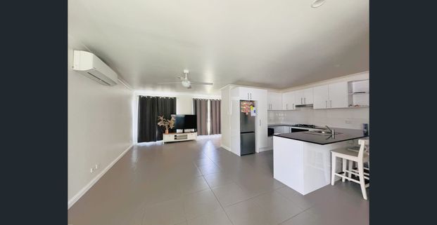 Beautiful Duplex Home - Alfresco, Garage, Air-Con, Solar Panels - Photo 1