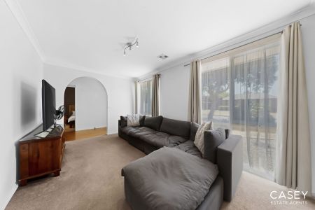 24 Strafford Avenue, Cranbourne - Photo 2