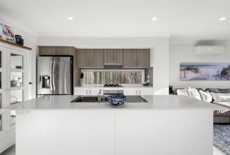 Contemporary Family Home With Room For Everyone! - Photo 3