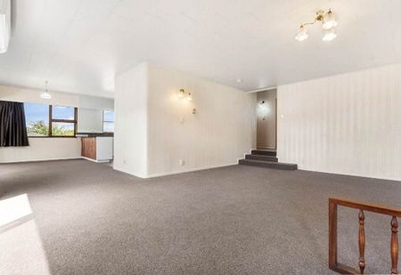 Spacious 2-Bedrooms - Lawnmowing & Water included - Photo 3