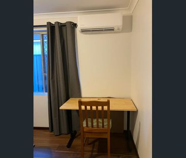 Spacious bedroom in a SHARED house - Photo 4