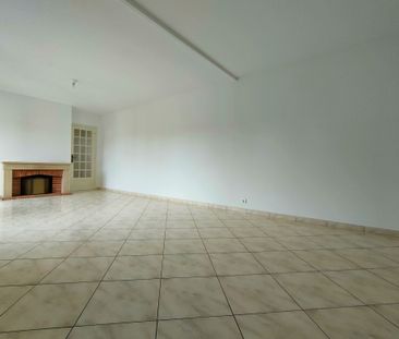 Plain pied comprenant 3 chambres, bureau, jardin, garage 2V - Photo 1