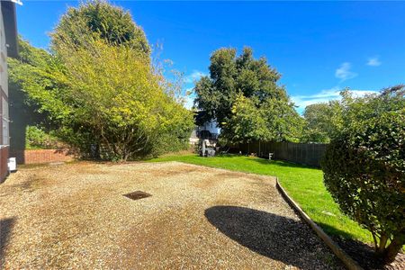 The Crescent, Farnham, Surrey, GU9 - Photo 3