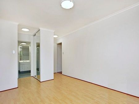 Generouly proportioned two bedroom two bathroom apartment with parking - Photo 4
