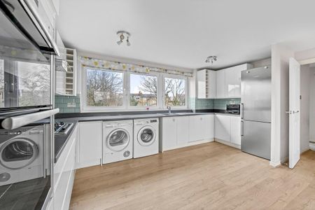 3 bedroom flat to rent - Photo 5