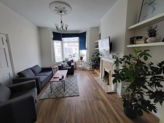 Room in a Shared House, Graveney Road, SW17 - Photo 1