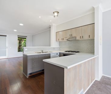 Stylish Townhouse Living in Prestigious Kew - Photo 2