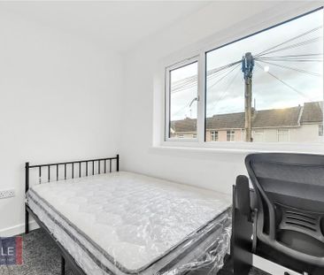 4 bedroom semi-detached house to rent - Photo 3