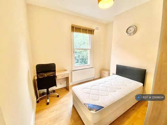 1 bedroom in a house share to rent - Photo 1