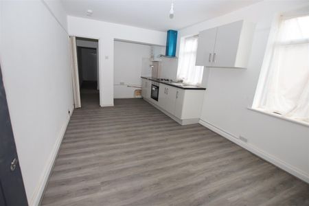 1 bedroom Flat to let - Photo 3