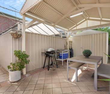 Fully-Renovated, Stylish Two Bedroom Townhouse in a Prime Location! - Photo 5