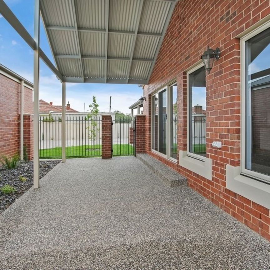 BEAUTIFUL 3 BEDROOM UNIT IN PRIME LOCATION - Photo 1