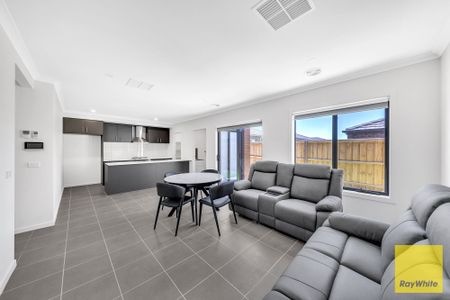 Bright & Spacious Family Home! - Photo 4