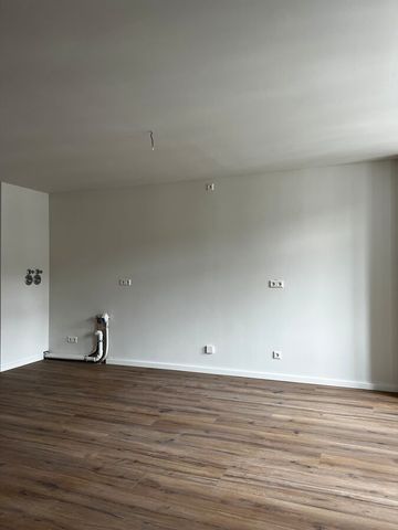 ERSTBEZUG nach Sanierung - große 2-Raum Dachgeschosswohnung mit offener Küche - Photo 2