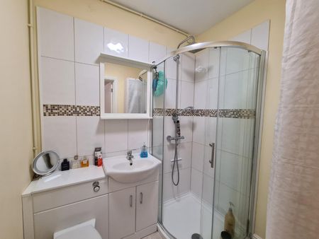 2 bedroom Flat To Let - Photo 4