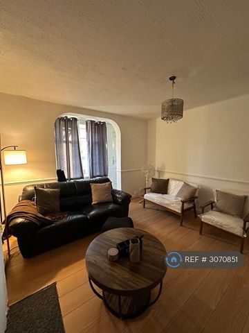 1 bedroom in a house share to rent - Photo 3