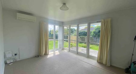 Pet Friendly, Sunny and Inviting Three Bedroom - Photo 4