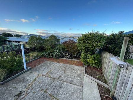 Furnished home in Lyall Bay SHORT TERM ONLY - Photo 4