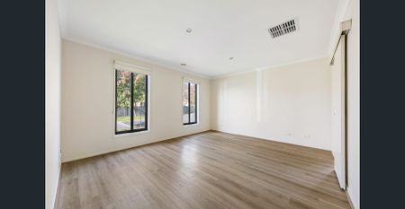 Spacious Family Residence - Photo 5