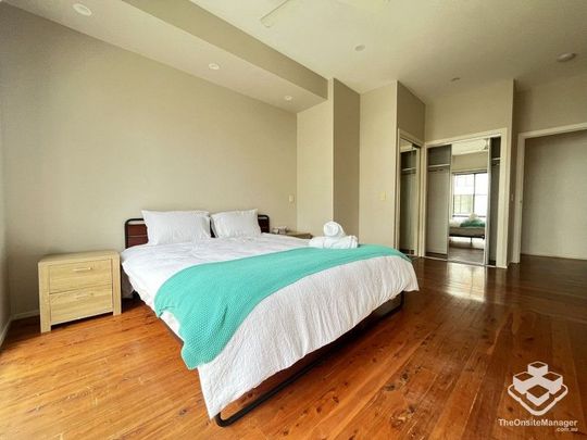 Luxury 3 storey House in central Surfers Paradise - Photo 1