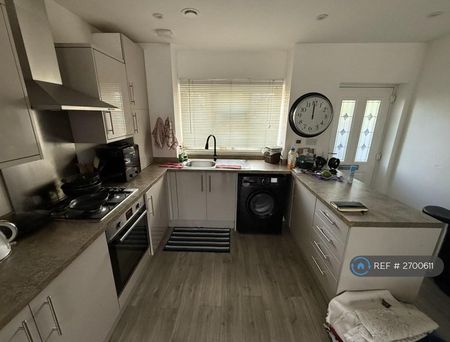 3 bedroom semi-detached house to rent - Photo 2