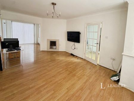 4 bedroom semi-detached house to rent - Photo 2