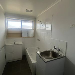2 Bedroom Modern Unit - Photo 2