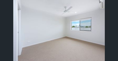 Luxury Living in Coral Cove - 3 Bed + Media + Air Con + Solar - Photo 5