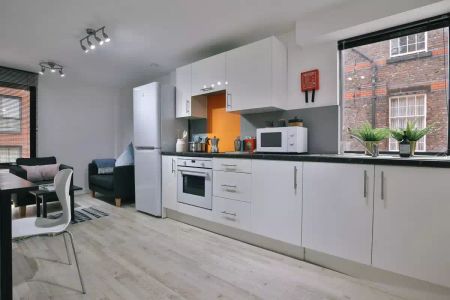 Classic 4 Bed Apartment - Photo 4