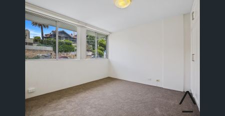 Renovated Three Bedroom Apartment in Idyllic Waterfront Building - Photo 4