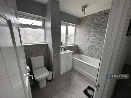 3 bedroom semi-detached house to rent - Photo 4