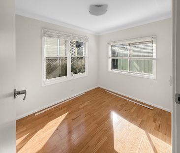 STUNNING LAKEVIEW LIVING - 3 BEDROOM HOME IN PRIME LOCATION - Photo 4