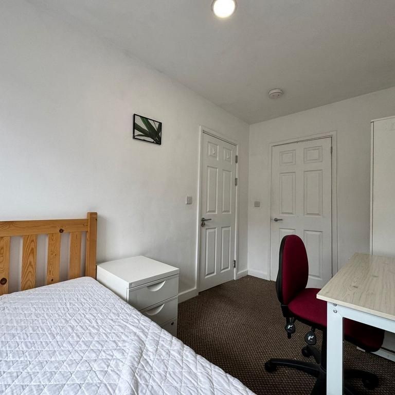 1 bedroom in a house share to rent - Photo 1